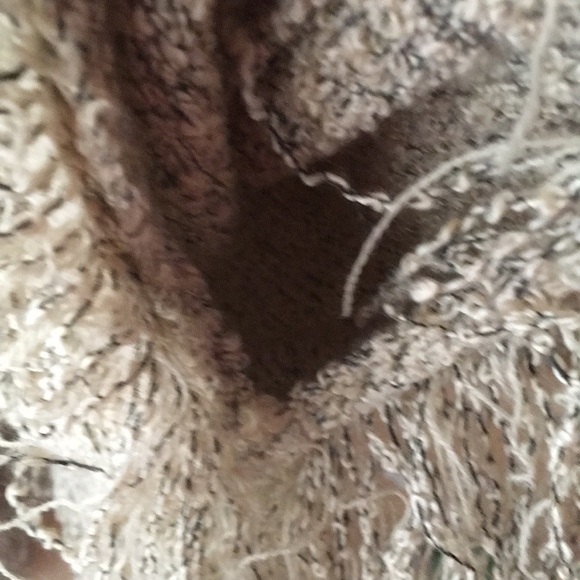 Poncho - Picture 4 of 8